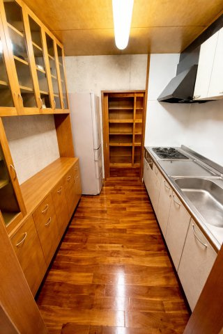 島尻郡南風原町字津嘉山の中古一戸建のキッチン|独立型キッチン※AIにより残置物等を除去・加工したイメージです。現況と異なる場合があり、詳細は現地にてご確認ください。