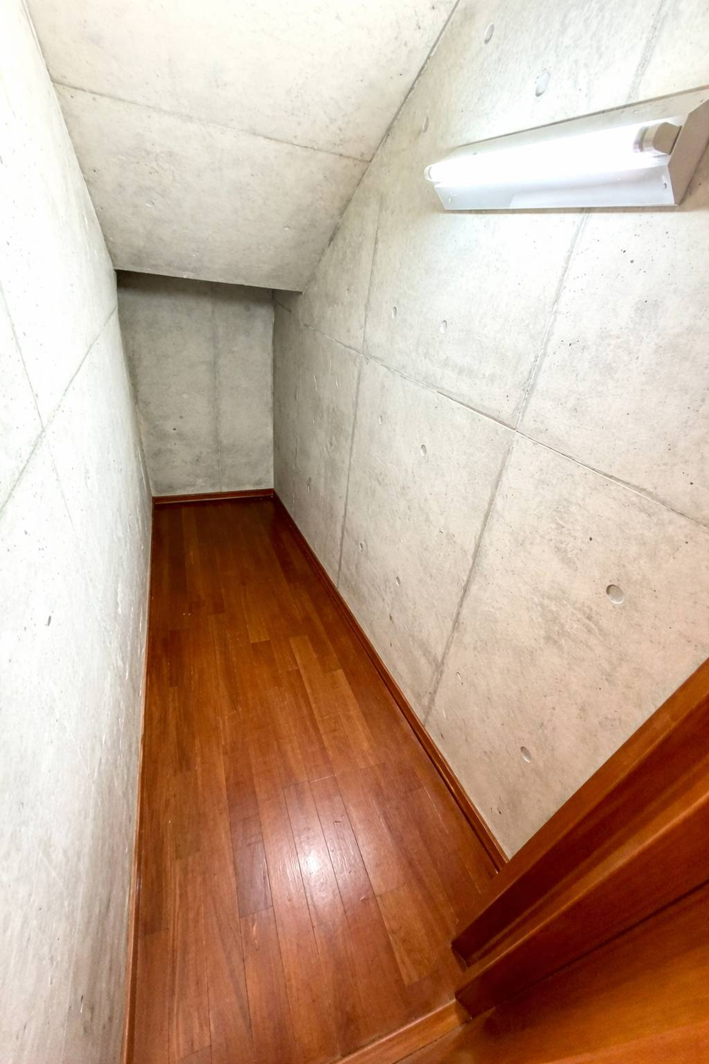 島尻郡南風原町字津嘉山の中古一戸建の洋室|キッチン脇の物置※AIにより残置物等を除去・加工したイメージです。現況と異なる場合があり、詳細は現地にてご確認ください。