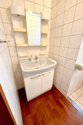 島尻郡南風原町字津嘉山の中古一戸建のその他|１階トイレ横の洗面化粧台※AIにより残置物等を除去・加工したイメージです。現況と異なる場合があり、詳細は現地にてご確認ください。