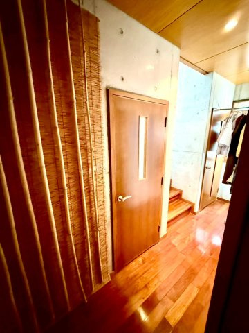 島尻郡南風原町字津嘉山の中古一戸建のその他|階段脇のトイレ扉