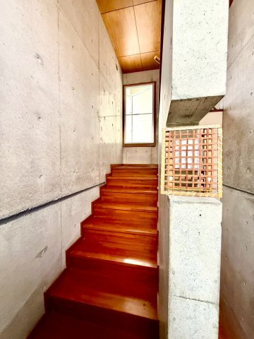 島尻郡南風原町字津嘉山の中古一戸建のその他共用部分|ゆったり幅の階段ゆったり幅の階段・自然光が入る大きな窓付き