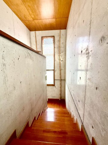 島尻郡南風原町字津嘉山の中古一戸建のその他|ゆったり幅の階段・自然光が入る大きな窓付き