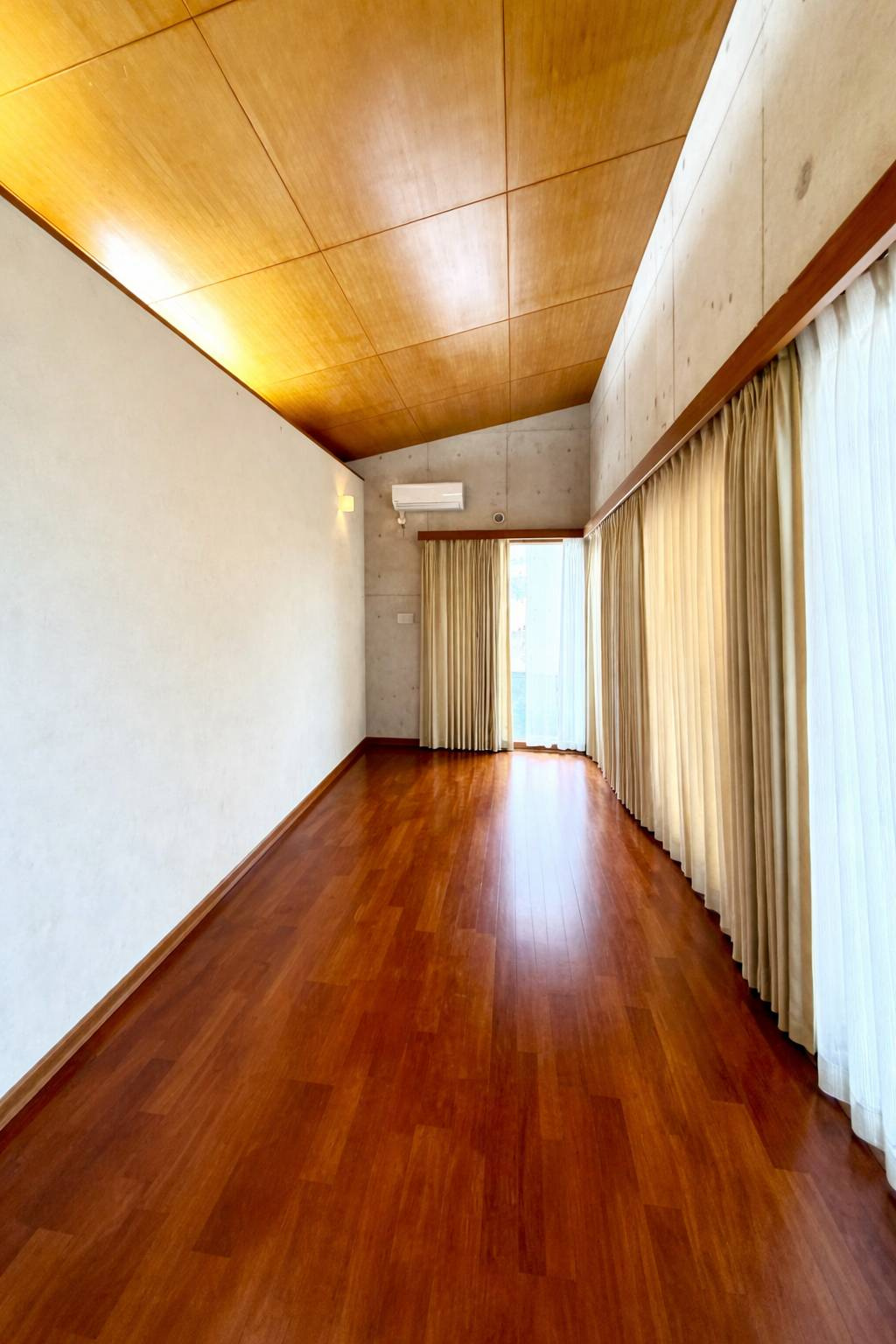 島尻郡南風原町字津嘉山の中古一戸建の洋室|２階洋室＋WIC※AIにより残置物等を除去・加工したイメージです。現況と異なる場合があり、詳細は現地にてご確認ください。