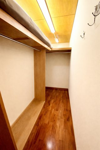 島尻郡南風原町字津嘉山の中古一戸建のその他|２階洋室に設置のWIC※AIにより残置物等を除去・加工したイメージです。現況と異なる場合があり、詳細は現地にてご確認ください。