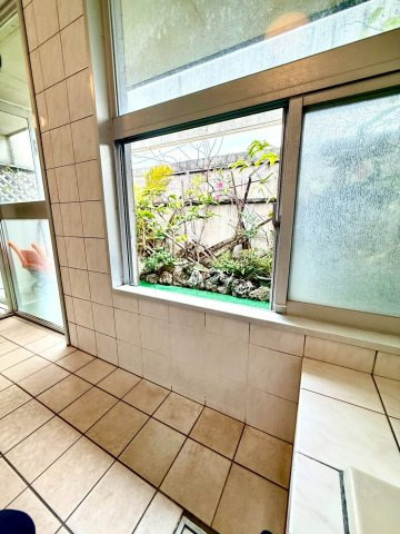 島尻郡南風原町字津嘉山の中古一戸建のその他|浴室からテラスを望む設計で、開放感のあるバスタイムを実現◎