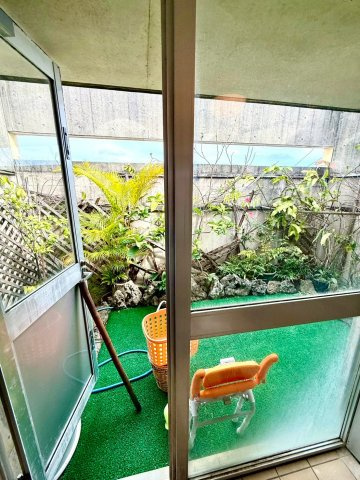 島尻郡南風原町字津嘉山の中古一戸建のその他|浴室からテラスを望む設計で、開放感のあるバスタイムを実現◎