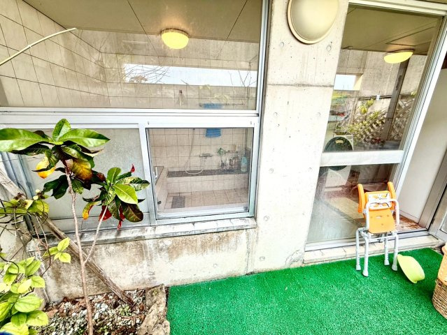 島尻郡南風原町字津嘉山の中古一戸建のその他|浴室からテラスを望む設計で、開放感のあるバスタイムを実現◎