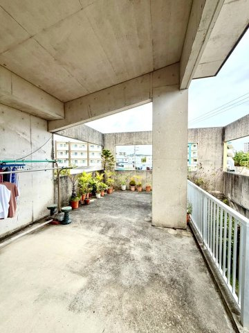 島尻郡南風原町字津嘉山の中古一戸建の駐車場|ゆとりある広さの2階テラスは、洗濯物干しはもちろん、くつろぎのスペースとしても◎