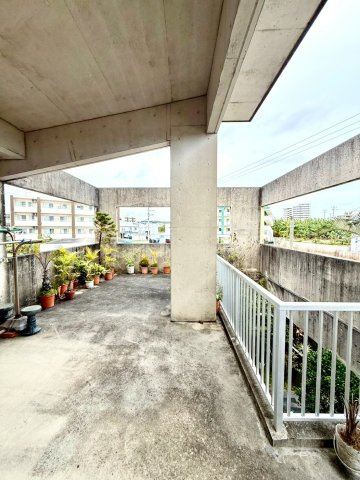 島尻郡南風原町字津嘉山の中古一戸建の駐車場|ゆとりある広さの2階テラスは、洗濯物干しはもちろん、くつろぎのスペースとしても◎
