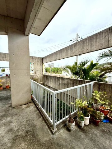 島尻郡南風原町字津嘉山の中古一戸建のその他|ゆとりある広さの2階テラスは、洗濯物干しはもちろん、くつろぎのスペースとしても◎
