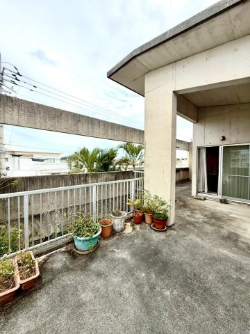 島尻郡南風原町字津嘉山の中古一戸建の駐車場|ゆとりある広さの2階テラスは、洗濯物干しはもちろん、くつろぎのスペースとしても◎
