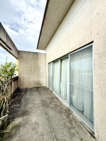 島尻郡南風原町字津嘉山の中古一戸建のその他|ゆとりある広さの2階テラスは、洗濯物干しはもちろん、くつろぎのスペースとしても◎