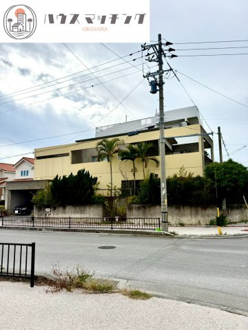 島尻郡南風原町字津嘉山の中古一戸建の前面道路含む現地写真|角地・整形地の好条件✨徒歩10分圏内に商業施設が揃う便利な立地✨