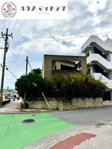 島尻郡南風原町字津嘉山の中古一戸建の前面道路含む現地写真|角地・整形地の好条件✨徒歩10分圏内に商業施設が揃う便利な立地✨