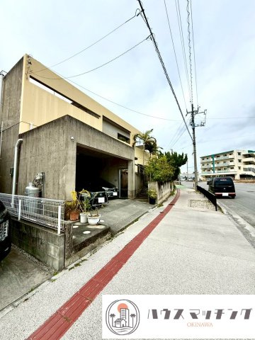 島尻郡南風原町字津嘉山の中古一戸建の前面道路含む現地写真|角地・整形地の好条件✨ガレージには２台駐車可！