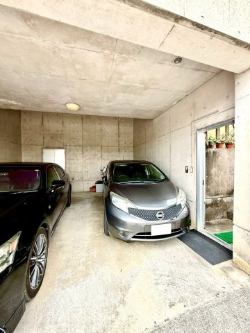 島尻郡南風原町字津嘉山の中古一戸建の駐車場|雨風を気にせず愛車を守れるガレージタイプの駐車場には2台駐車可能◎