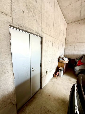 島尻郡南風原町字津嘉山の中古一戸建の駐車場|雨風を気にせず愛車を守れるガレージタイプの駐車場には2台駐車可能◎