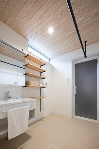 倉敷市堀南のその他|パイプハンガーや造作棚のある洗面所