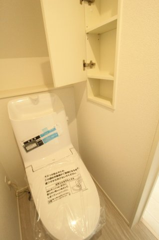 鴨部２丁目　新築戸建　2号棟（全2区画）のトイレ|1F　収納あります！