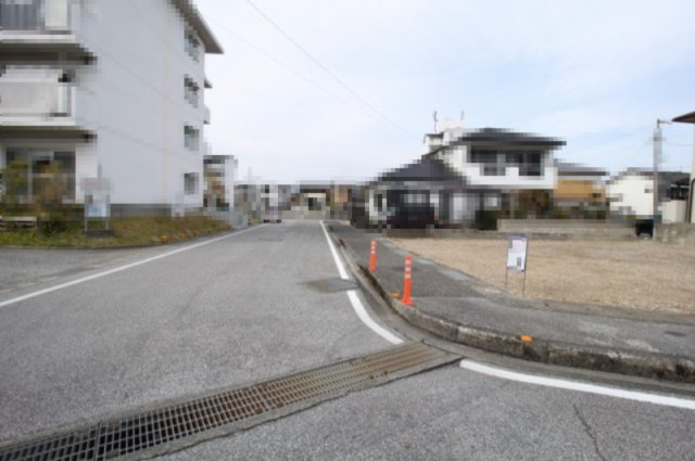 鴨部２丁目　新築戸建　2号棟（全2区画）の前面道路含む現地写真|前面道路　南側　幅8.6ｍ　公道　接面4.6ｍ