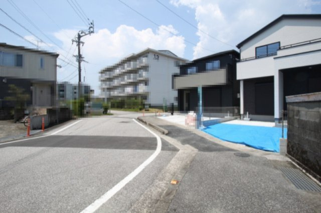 鴨部２丁目　新築戸建　2号棟（全2区画）の前面道路含む現地写真|前面道路　南側　幅8.6ｍ　公道　接面4.6ｍ