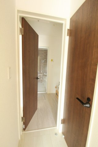 鴨部２丁目　新築戸建　2号棟（全2区画）の脱衣所|洗面脱衣場はリビングからもホールからも出入りできます！