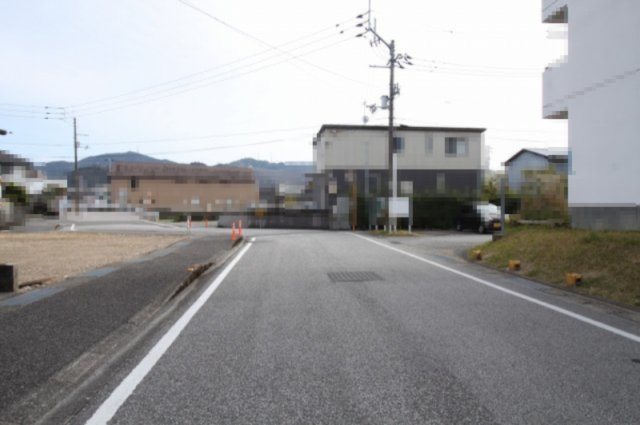 鴨部２丁目　新築戸建　2号棟（全2区画）の前面道路含む現地写真|前面道路　南側　幅8.6ｍ　公道　接面4.6ｍ