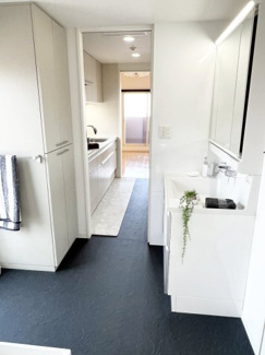 【独立洗面台】 | パーソナルヒルズ宮の沢ファーストステージ | 水回り二方動線・リネン庫付ユーティで家事も楽々♪分♪