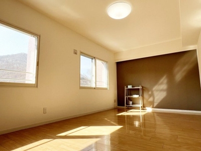 【洋室】 | パーソナルヒルズ宮の沢ファーストステージ | 洋室２室を繋げた11.5帖の広々主寝室は壁一面にクローゼットあり♪４LDKに改装も可能な間取です♪