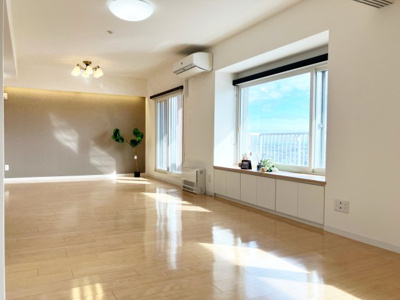 【居間・リビング】 | パーソナルヒルズ宮の沢ファーストステージ | 令和５年にハイグレード設備仕様のリフォーム実施♪高台から豊かな自然と街並を見渡す潤いある住空間♪