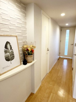 【玄関】 | パーソナルヒルズ宮の沢ファーストステージ | 玄関ホールのエコカラットタイルを配した飾り棚が素敵です♪