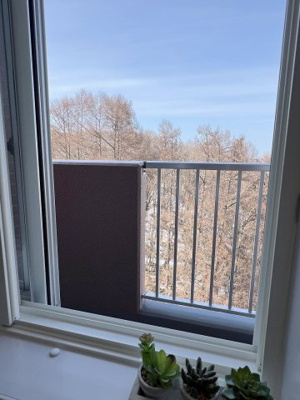 【浴室】 | パーソナルヒルズ宮の沢ファーストステージ | 浴槽に腰かけた時の窓の眺めです♪お家にいながらちょっとした露天風呂気分を味わえます♪