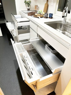 【キッチン】 | パーソナルヒルズ宮の沢ファーストステージ | テコの原理を応用し楽々引き出せるワイドなスライドストッカー・無駄なスペースを作らず大容量な収納力♪