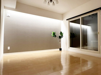 【居間・リビング】 | パーソナルヒルズ宮の沢ファーストステージ | 間接照明がムーディな夜のリビングダイニング♪