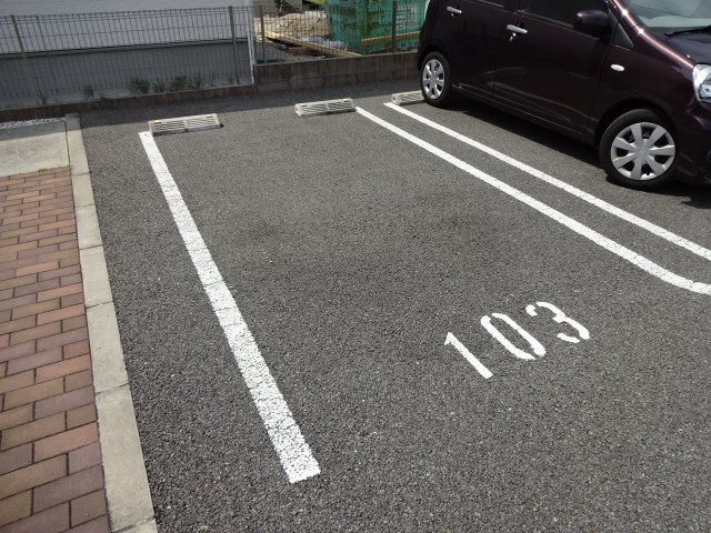 シャーメゾン高町の駐車場