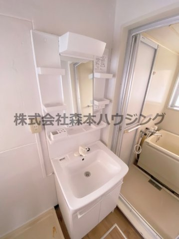 【独立洗面台】 | 　ビレッジハウス倉治3号棟 | 独立洗面台、小物を置くことができて便利です