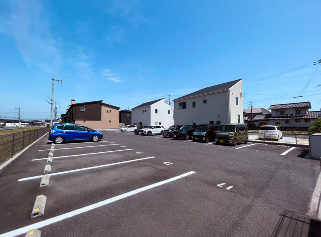 アルヴィータB棟の駐車場