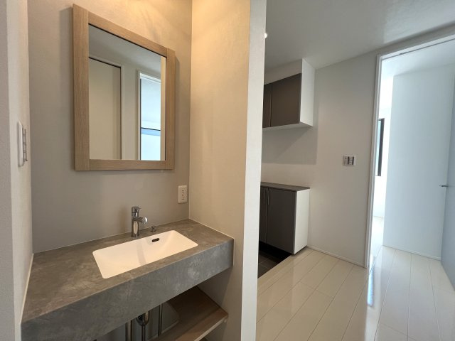 賑やかな街での暮らしに少し疲れたあなたへ。ぴったりなお家見つけました。【高座郡寒川町田端新築戸建】の独立洗面台|朝の身支度には欠かせない独立洗面化粧台