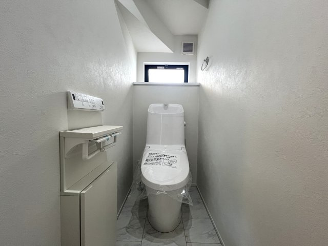 賑やかな街での暮らしに少し疲れたあなたへ。ぴったりなお家見つけました。【高座郡寒川町田端新築戸建】のトイレ|落ち着いた色調のトイレです