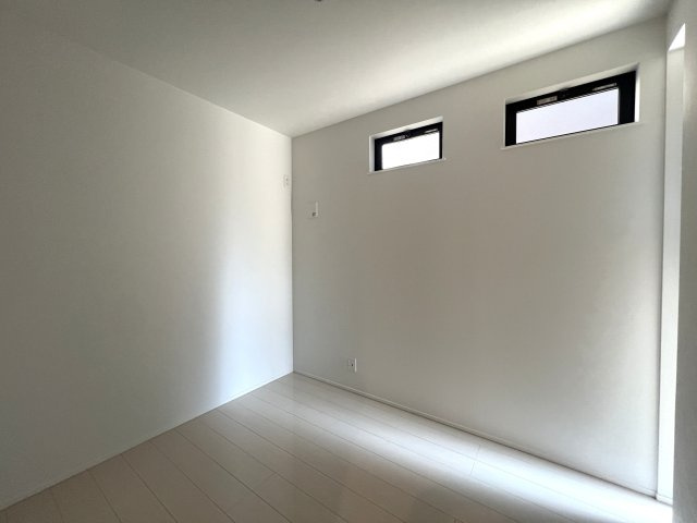 賑やかな街での暮らしに少し疲れたあなたへ。ぴったりなお家見つけました。【高座郡寒川町田端新築戸建】の洋室|落ち着いた色調の洋室です