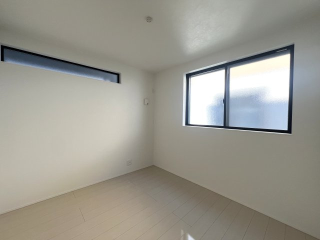 賑やかな街での暮らしに少し疲れたあなたへ。ぴったりなお家見つけました。【高座郡寒川町田端新築戸建】の洋室|洋室です