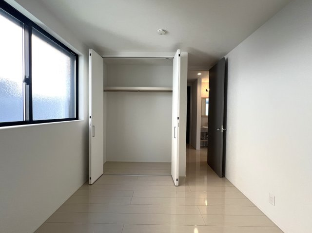 賑やかな街での暮らしに少し疲れたあなたへ。ぴったりなお家見つけました。【高座郡寒川町田端新築戸建】の洋室|落ち着いた色調の洋室です