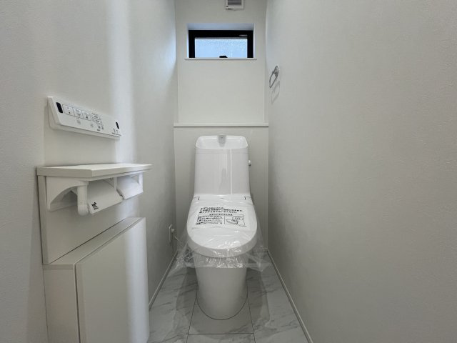 賑やかな街での暮らしに少し疲れたあなたへ。ぴったりなお家見つけました。【高座郡寒川町田端新築戸建】のトイレ|落ち着いた色調のトイレです