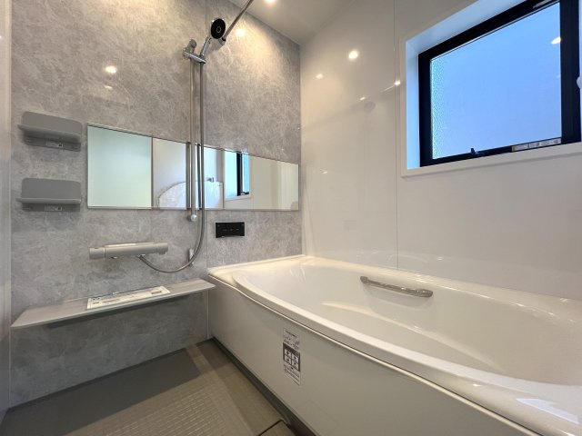 賑やかな街での暮らしに少し疲れたあなたへ。ぴったりなお家見つけました。【高座郡寒川町田端新築戸建】の浴室|ゆったり過ごせるお風呂です