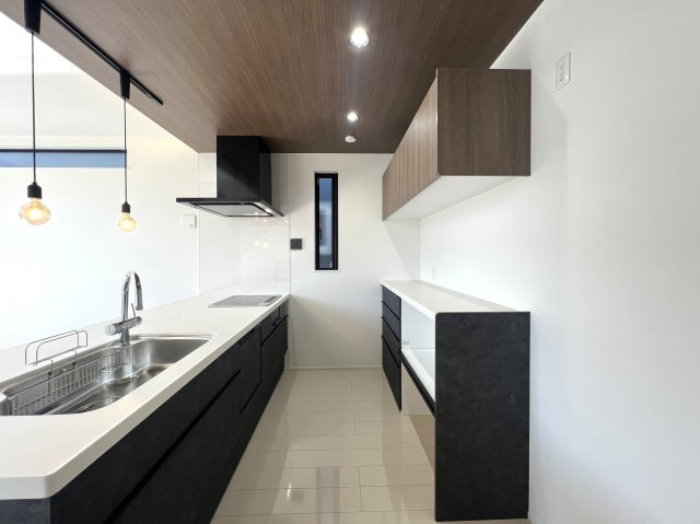 賑やかな街での暮らしに少し疲れたあなたへ。ぴったりなお家見つけました。【高座郡寒川町田端新築戸建】のキッチン|きれいなキッチンです