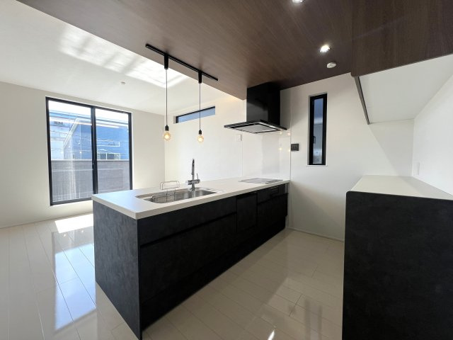 賑やかな街での暮らしに少し疲れたあなたへ。ぴったりなお家見つけました。【高座郡寒川町田端新築戸建】のキッチン|使いやすいキッチンです