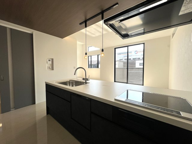 賑やかな街での暮らしに少し疲れたあなたへ。ぴったりなお家見つけました。【高座郡寒川町田端新築戸建】のキッチン|キッチンでお料理をお楽しみください