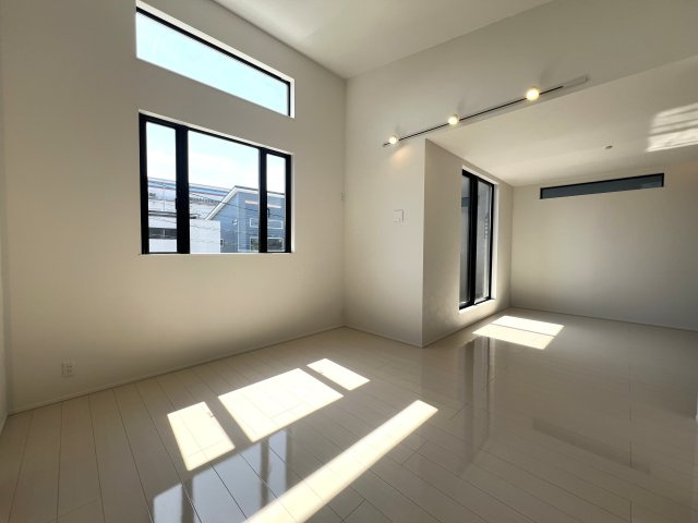 賑やかな街での暮らしに少し疲れたあなたへ。ぴったりなお家見つけました。【高座郡寒川町田端新築戸建】の居間・リビング|リビングです