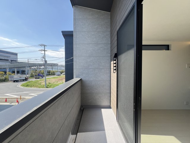 賑やかな街での暮らしに少し疲れたあなたへ。ぴったりなお家見つけました。【高座郡寒川町田端新築戸建】のバルコニー|暖かな日差しのふりそそぐバルコニー