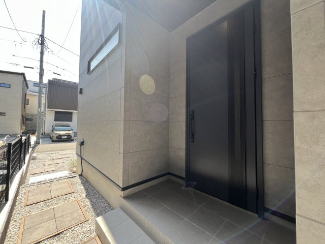 賑やかな街での暮らしに少し疲れたあなたへ。ぴったりなお家見つけました。【高座郡寒川町田端新築戸建】の玄関|落ち着いた玄関です
